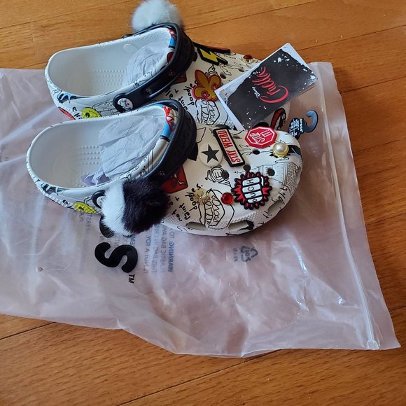 NEW.CROCS DISNEY CRUELLA CLOGS